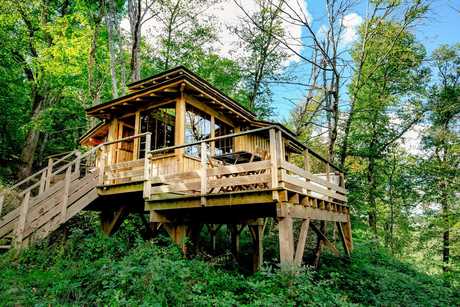 Les avantages de séjourner dans une cabane dans les arbres