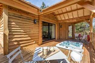 Les tarifs et la réservation d'une cabane dans les arbres avec jacuzzi en Auvergne