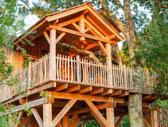 Construire une cabane dans les arbres avec jacuzzi à Bergerac